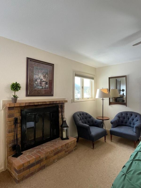 Double Room with Pool View image 4