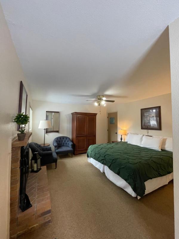 Double Room with Pool View image 3