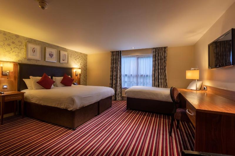 Family Room with Double and Single Bed image 4