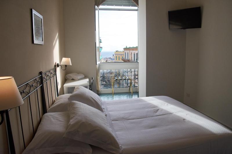 Classic Double Room image 4