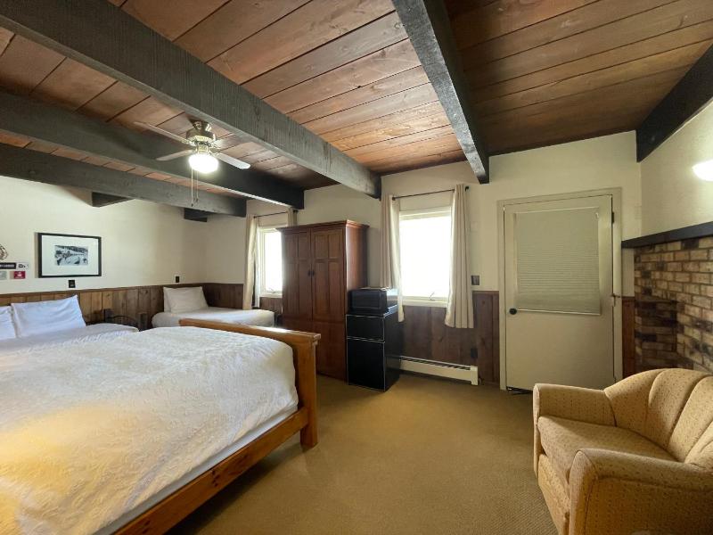 Quadruple Room with Mountain View image 3
