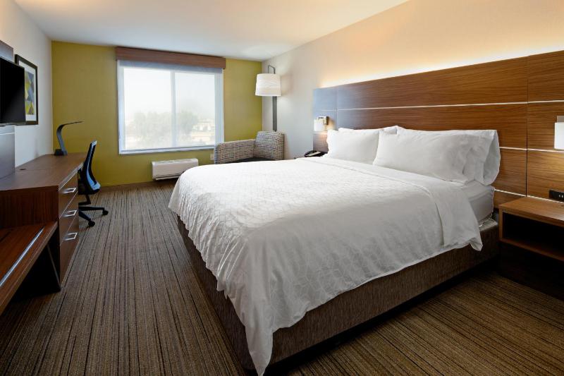 Standard King Room with Extra Floor Space image 2