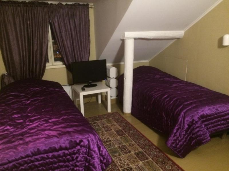 Twin Room with Bathroom image 3