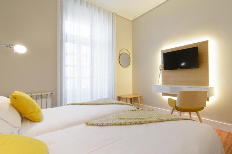 Superior Twin Room image 3