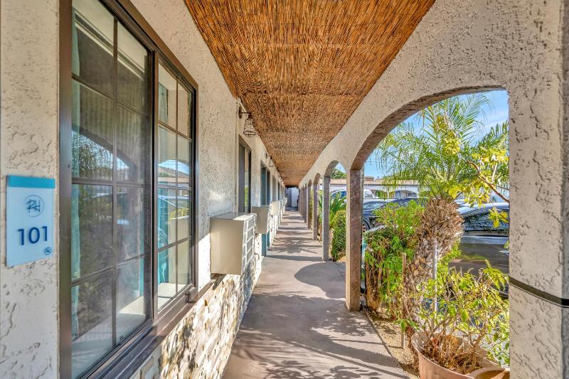Royal Hawaiian Inn - Mid City Los Angeles - image 6