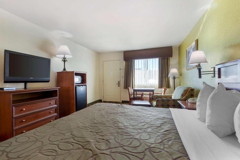 King Room - Non-Smoking image 3
