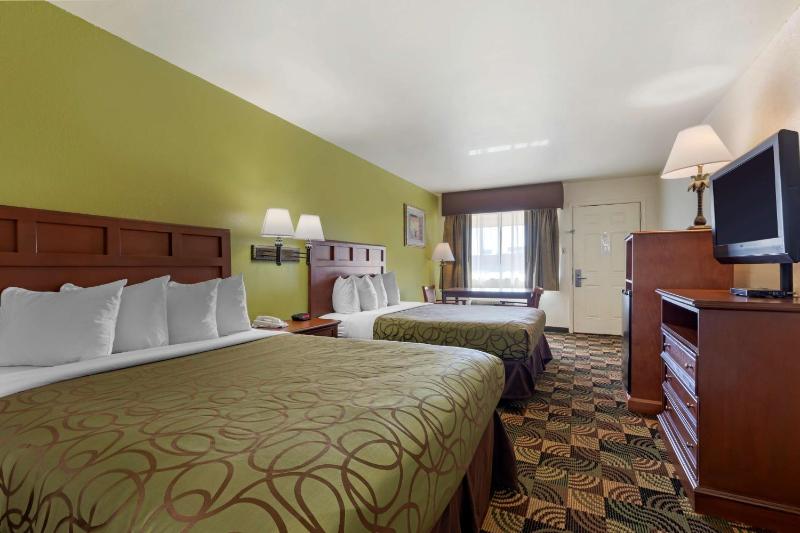 Queen Room with Two Queen Beds - Smoking image 1