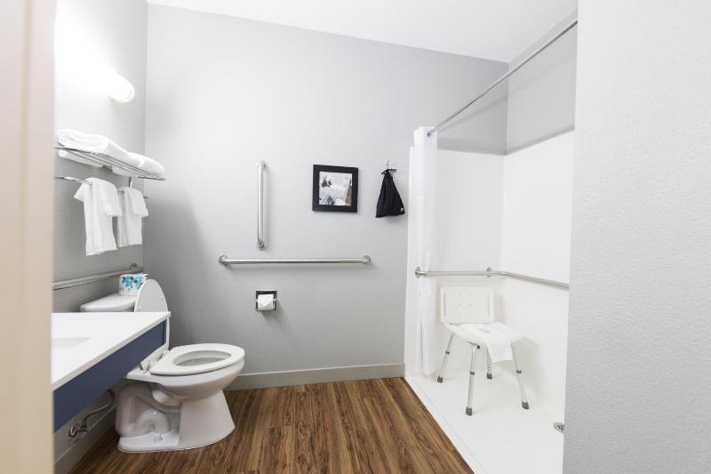 Queen Room - Mobility Access/Non-Smoking image 4