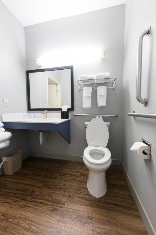 Queen Room - Mobility Access/Non-Smoking image 2
