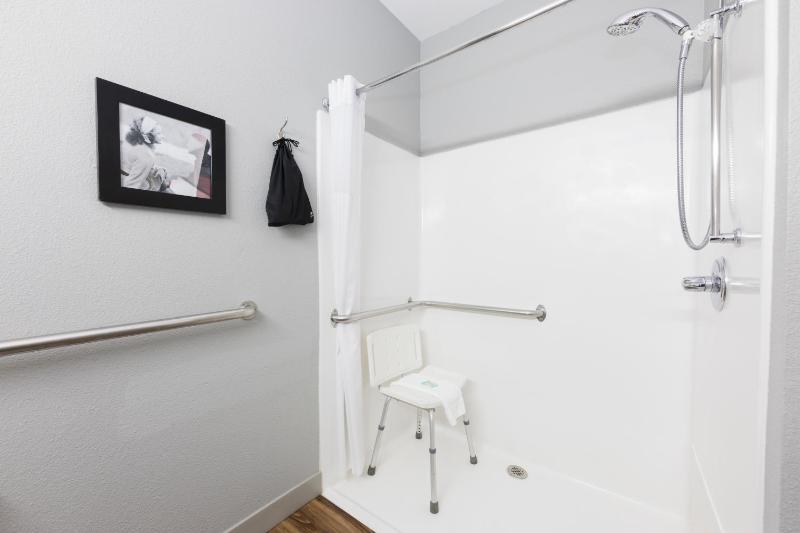 Queen Room - Mobility Access/Non-Smoking image 3