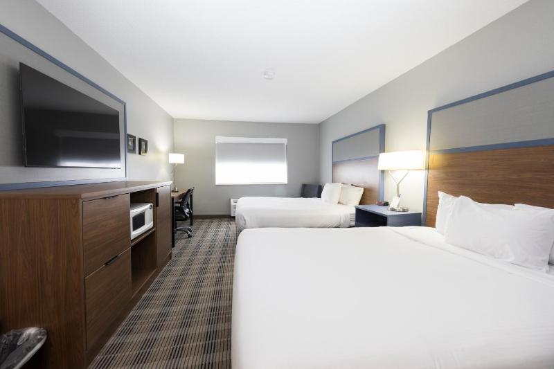 Queen Room with Two Queen Beds - Non-Smoking image 2