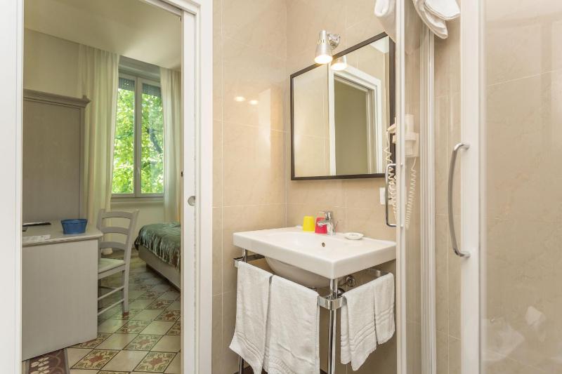 Superior Triple Room image 3