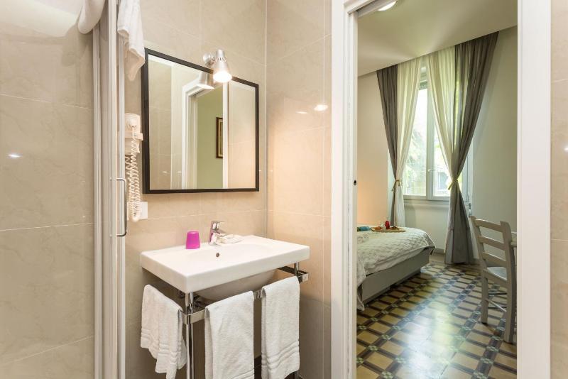 Superior Double Room image 3