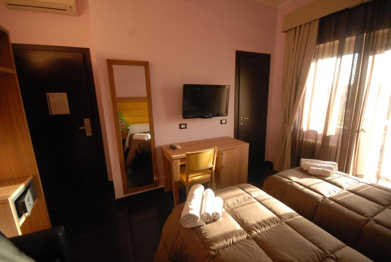 Double Room with Extra Bed image 4