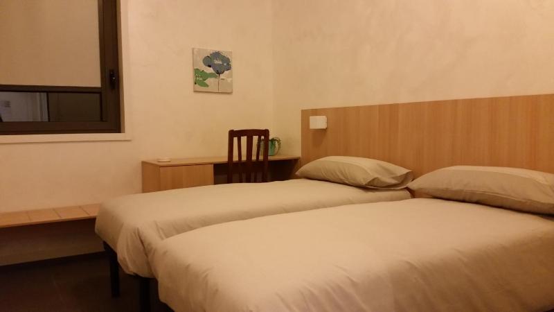Twin Room with Bathroom image 3