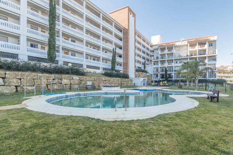 2187-Lovely 2bedrooms with pool and playground - image 1