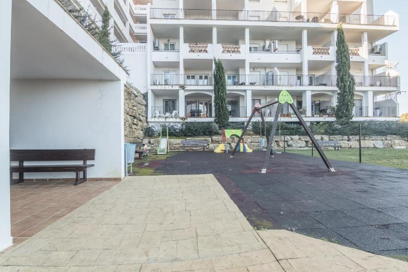 2187-Lovely 2bedrooms with pool and playground - image 6