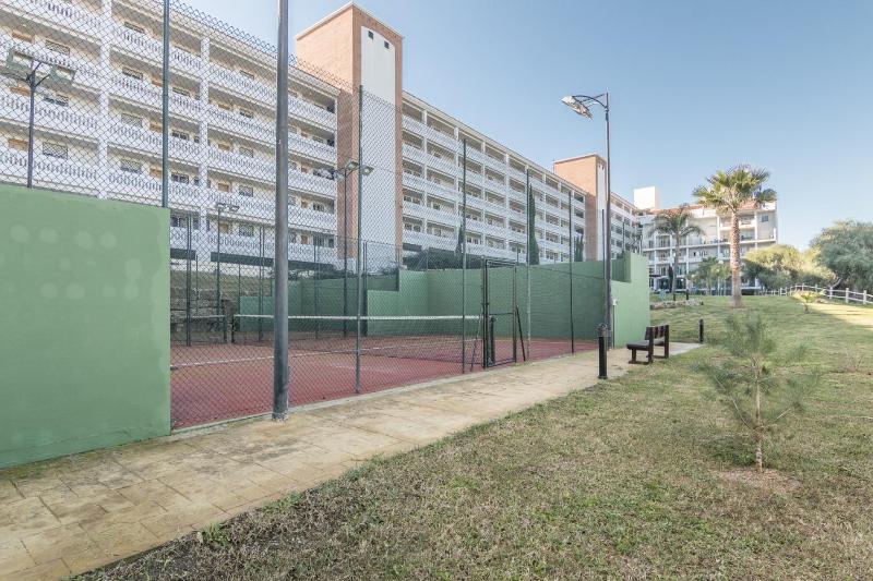 2187-Lovely 2bedrooms with pool and playground - image 3