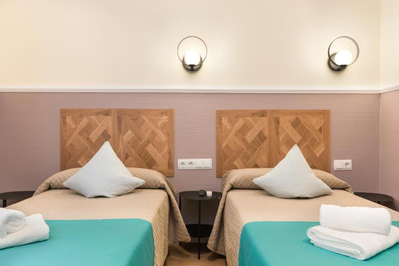 Superior Double Room with Two Single Beds image 1