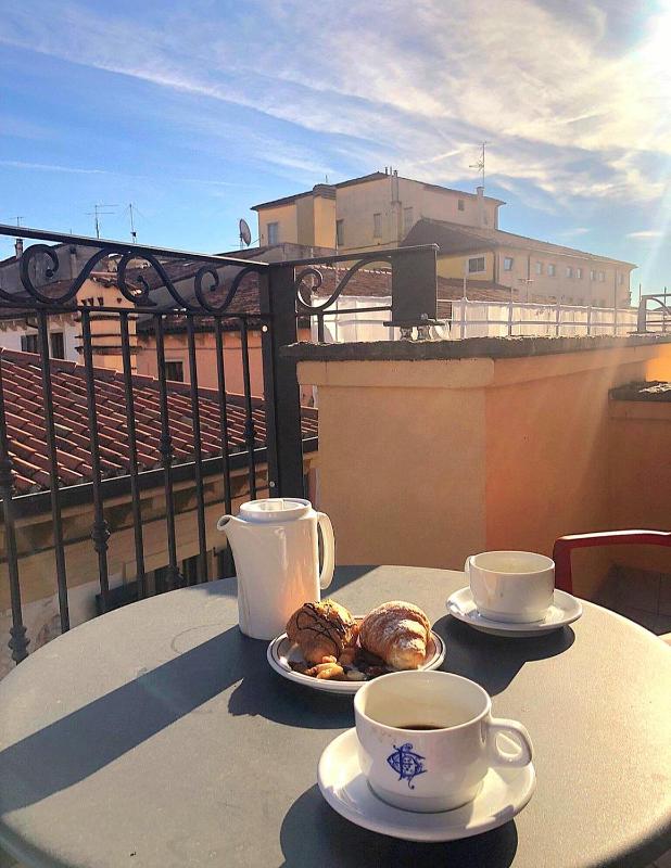 Double Room with Balcony image 2