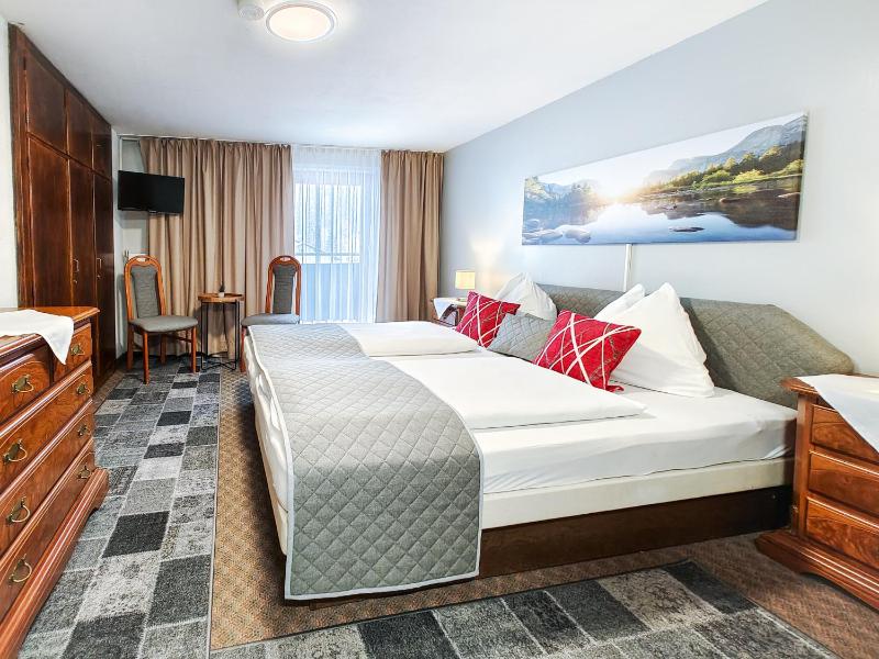 Deluxe Double Room with Balcony image 4
