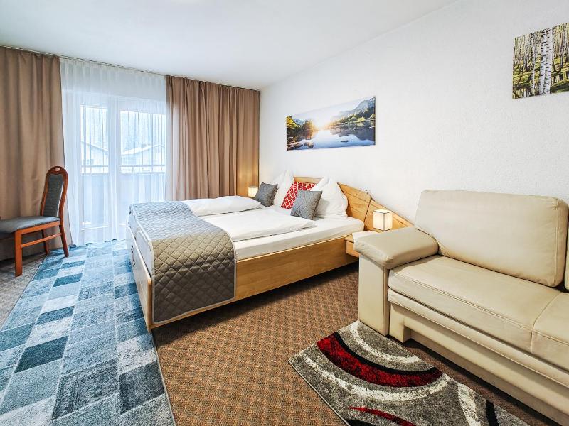 Double Room with Balcony image 2