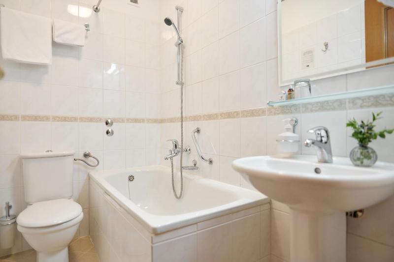 Single Room with Street View image 2
