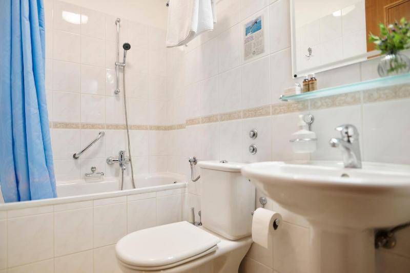 Standard Double or Twin Room with Street View image 3