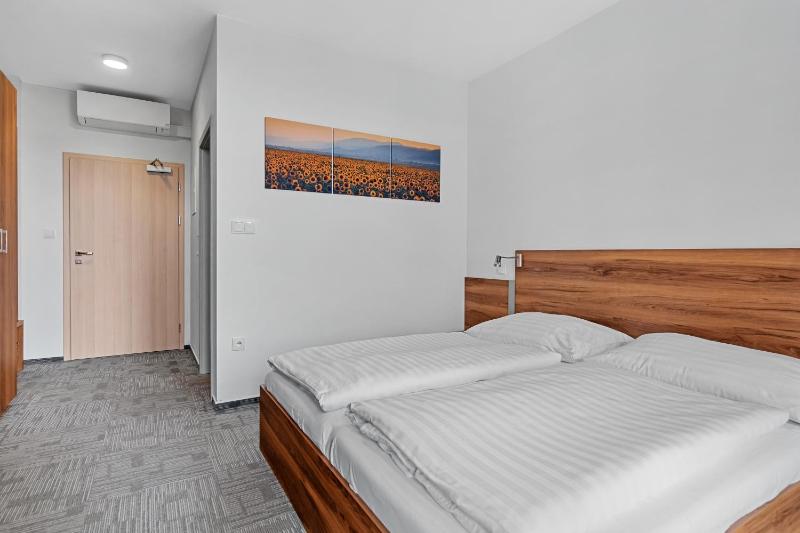 Double Room with Balcony image 3