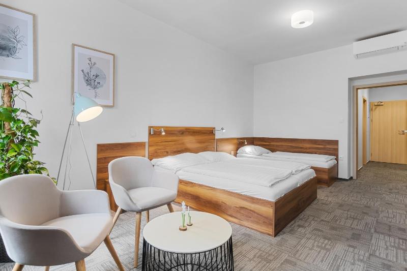 Standard Triple Room image 4