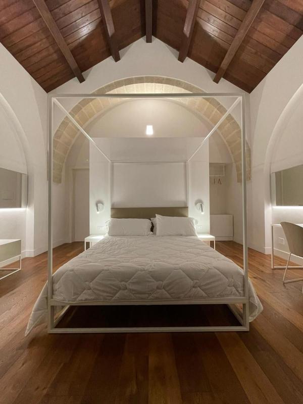 Deluxe Double Room with Balcony image 1
