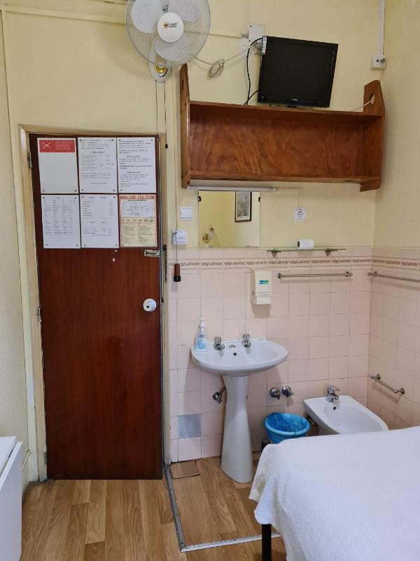 Single Room with Shared Bathroom image 3