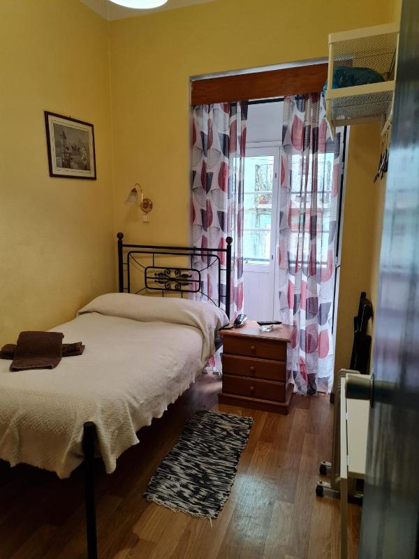 Single Room with Shared Bathroom image 4