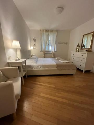 One-Bedroom Apartment image 4