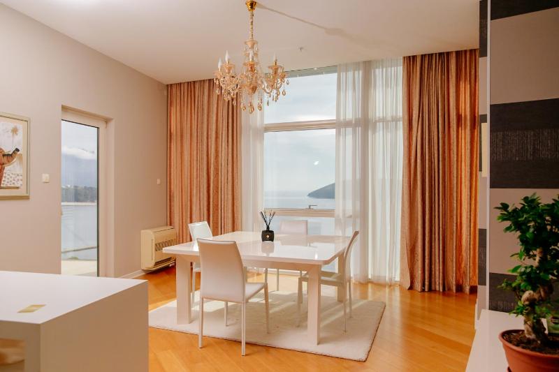 Luxury Two-Bedroom Apartment with Terrace and City View image 1
