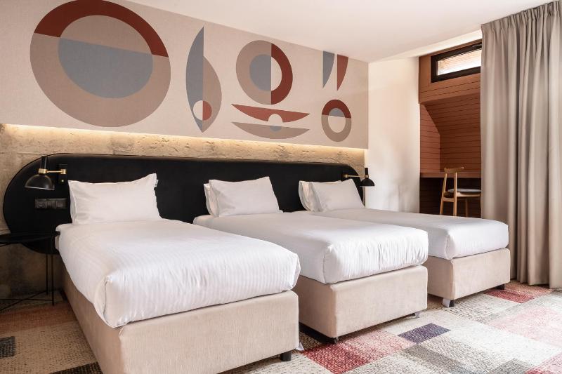 Superior Triple Room image 4