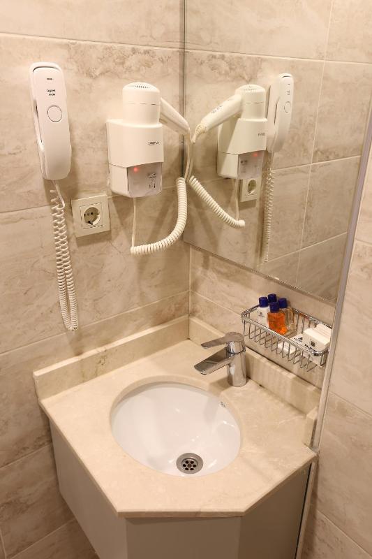 Double or Twin Room image 3