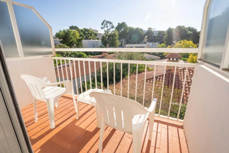 Standard Twin Room image 3