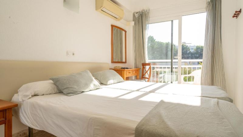 Standard Twin Room image 1