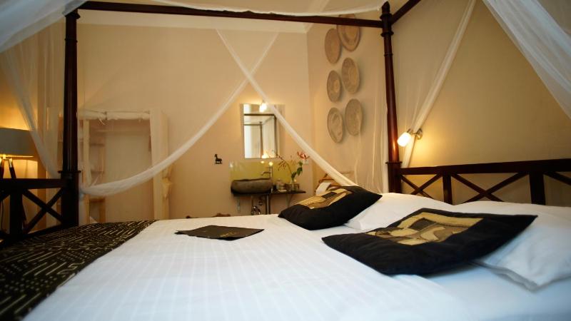 Standard Double Room with Shared Bathroom image 2