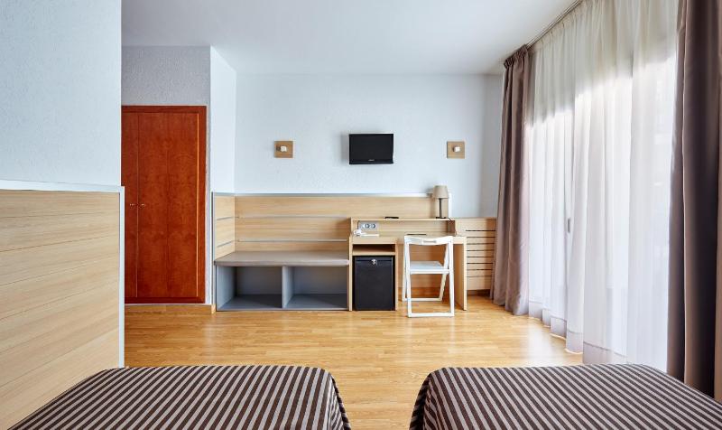 Standard Double or Twin Room image 4