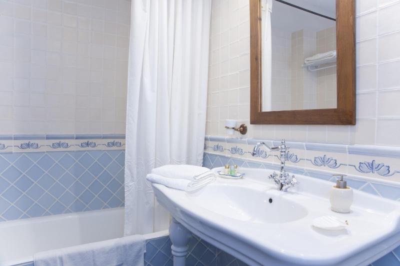 Double Room with Private Bathroom image 2
