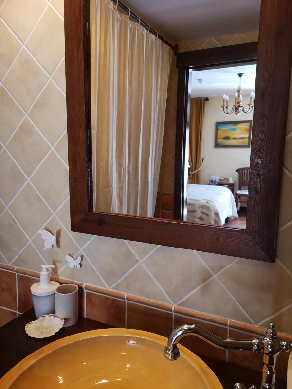 Double Room image 3