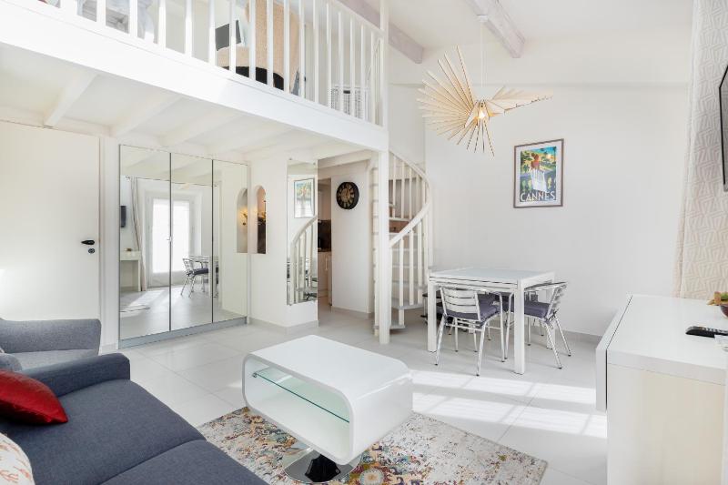 Agence des Résidences - Plein centre de Cannes - image 22