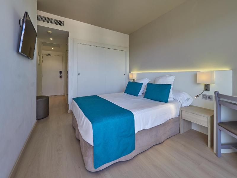 Double Room with Balcony image 3