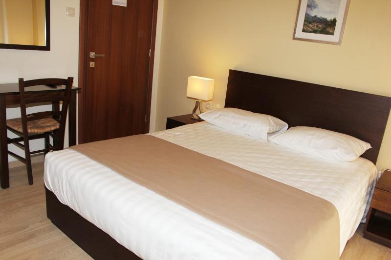 Economy Double Room image 3