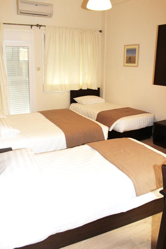 Economy Quadruple Room image 2