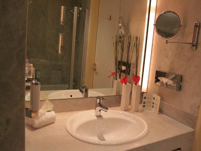 Twin Room with Bath image 3