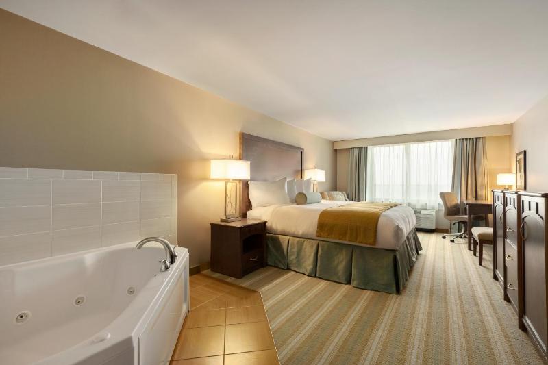 King Room with Whirlpool image 4