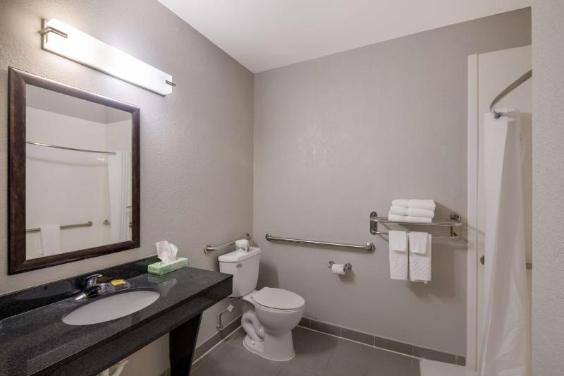 Queen Room with Two Queen Beds and Sofa Bed - Disability Access image 3